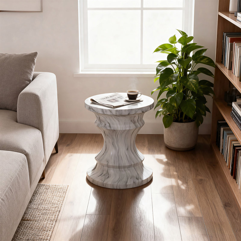 Table de bout d'extérieur moderne en faux terrazzo avec une construction résistante aux intempéries et une utilisation multifonctionnelle pour les espaces intérieurs et extérieurs.