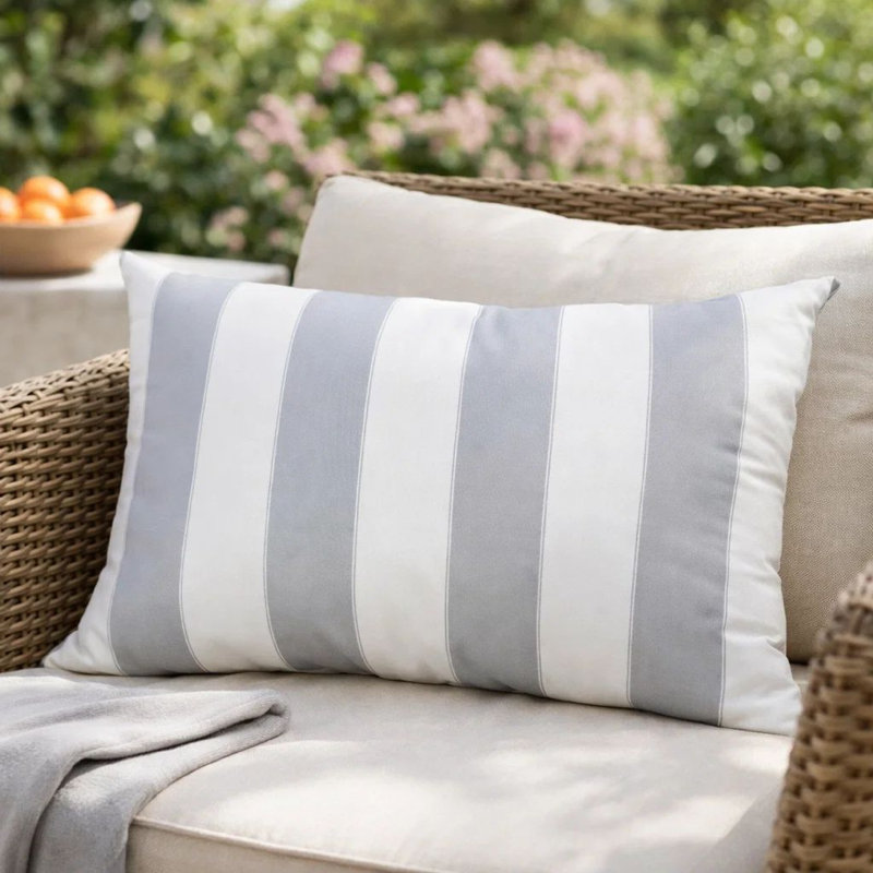 Coussin extérieur Keo, larges rayures horizontales argentées et blanches, 14 x 20, Argenté / blanc