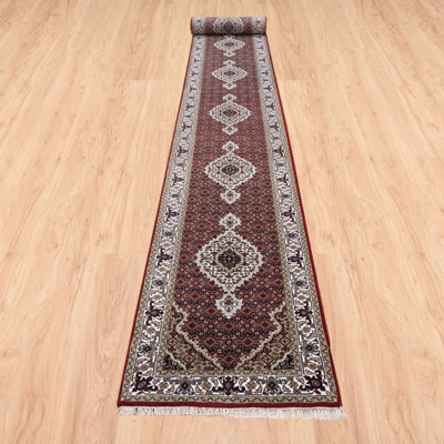 Tapis de couloir rouge en laine et soie noué à la main 2 pi 6 po x 16 pi 3 po B67E3E4C0E394DC09E91450B4B07DDCA