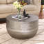 Table basse tambour moderne en aluminium martelé texturé en métal, fer estampé à la main-372885993