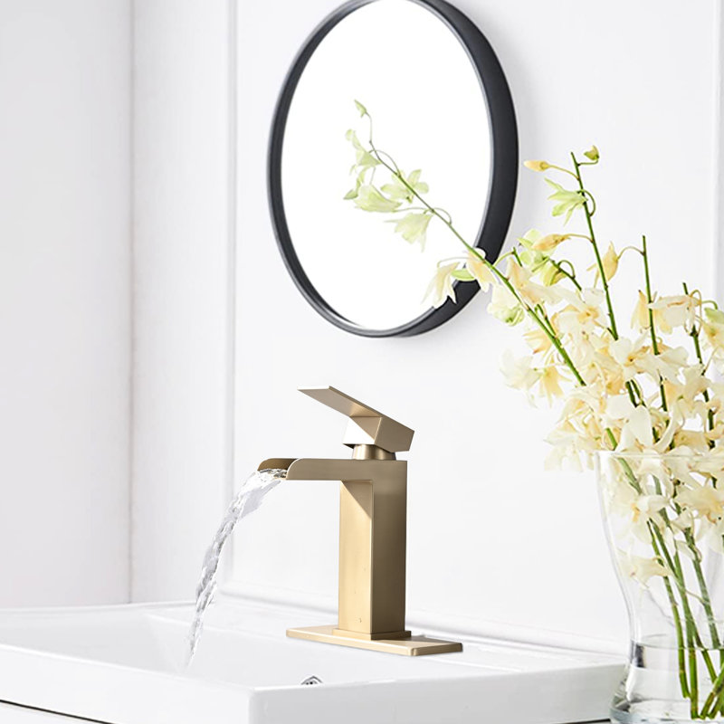 Robinet de lavabo pour salle de bain Waterfall, or brossé - fixation sur comptoir à poignée simple. Acier inoxydable avec bonde escamotable et trop-plein. Débit d'eau précis. 1,2 gallon par minute 9/16 po . Taille. 5,9 bec H 3,74