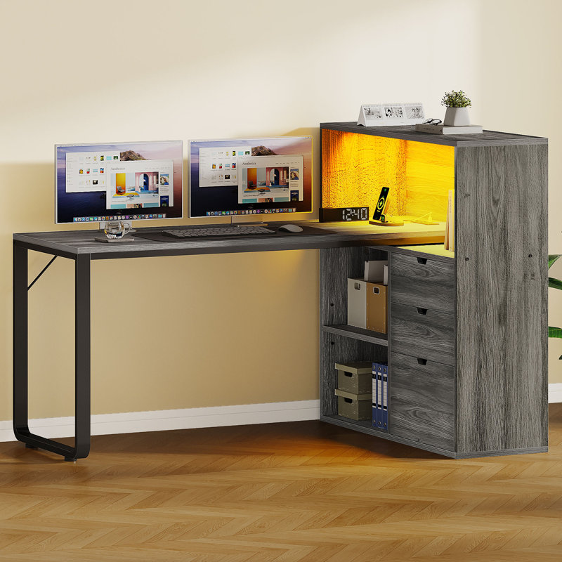 Bureau d'ordinateur en L 55,1 po avec lumière DEL colorée et prises intégrées Broly, Gris / noir