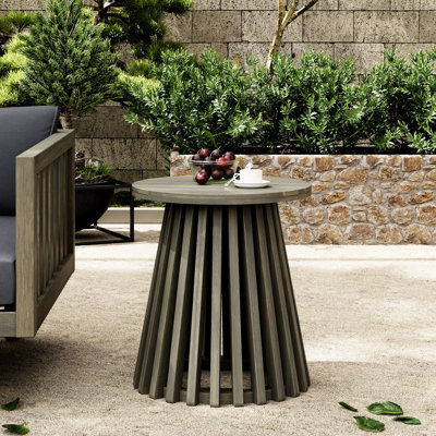 Table d'appoint d'extérieur moderne en bois avec finition grise, 15,47 po de diamètre, base de café rustique distinctive, idéale pour se prélasser au bord de la piscine