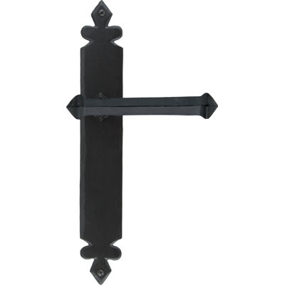 Tudor Lever Latch Set