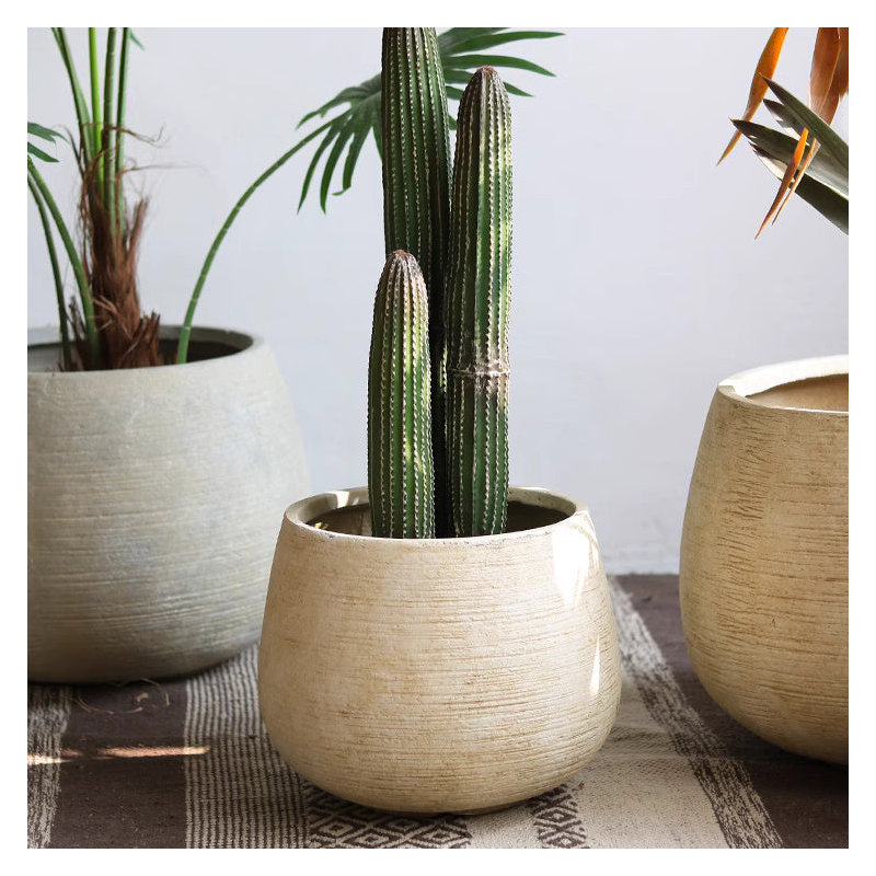Pot à fleurs en ciment Rustic Globe, Blanc antique, H 11 po x l 11,4 po x P 11,4 po