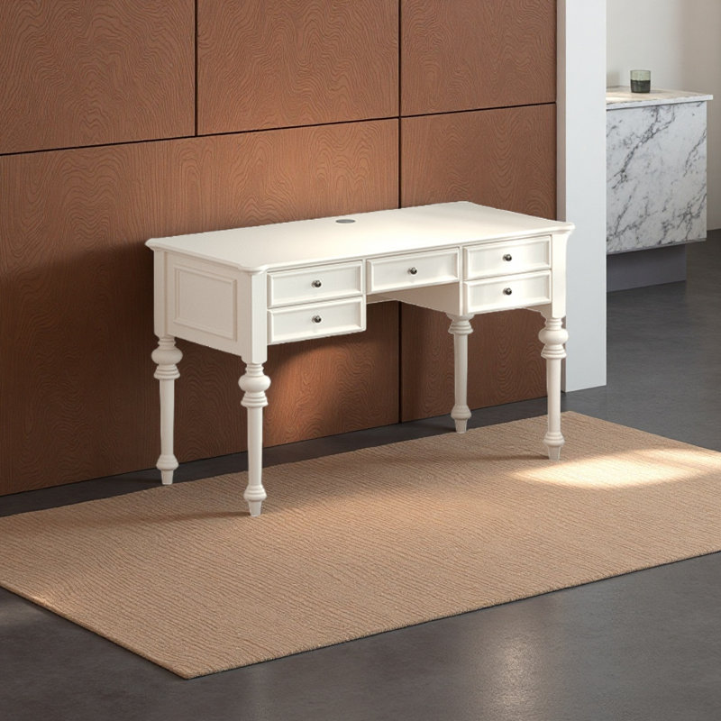 Un bureau en bois massif avec des pieds de table courbés, H 30,7 po x l 39,37 po x P 23,62 po