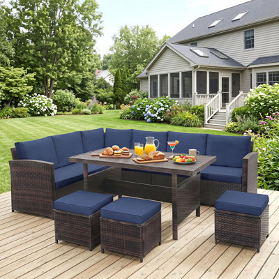 Ensemble de mobilier de patio 7 pièces en rotin, canapé d'angle, table basse, couleur brun et bleu marine.