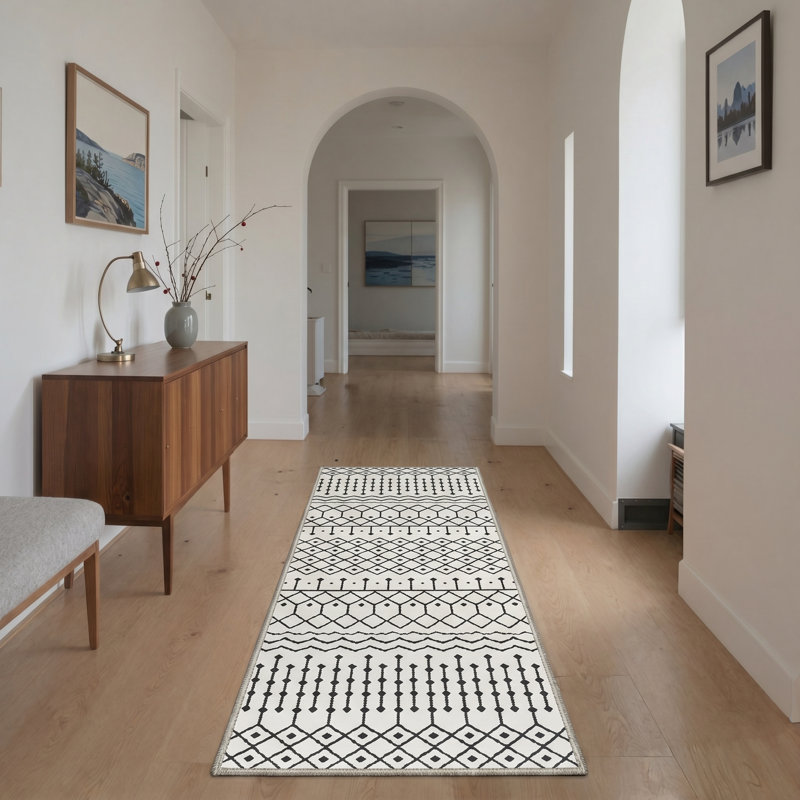 Tapis zigara à motif géométrique blanc et noir lavable à la machine avec envers antidérapant Abrahamson, Runner 2'6" x 8'