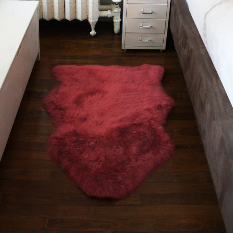Tapis rouge en peau de mouton Haghni, 2 pi x 3 pi