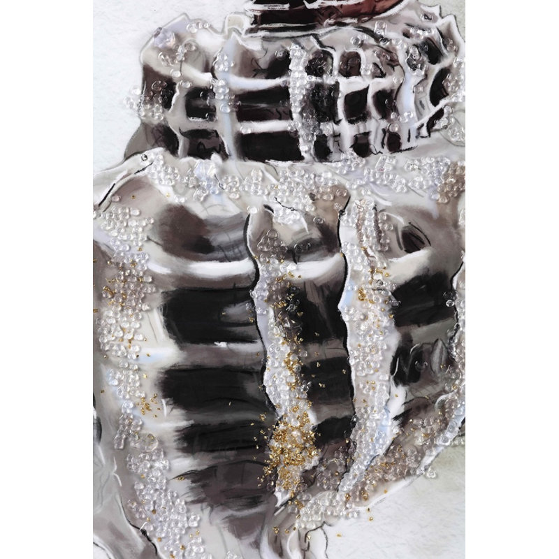 Coquillage orné de bijoux