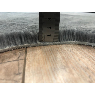 Tapis d'entrée durable, gris foncé, 39,4 po x 59,1 po | 100% polyester, hauteur de velours de 0,8 po | Revêtement pelucheux antidérapant, antibactérien et antiallergénique | Lavable à la machine à 86 ° F, idéal pour les vestibules et les endroits très passants