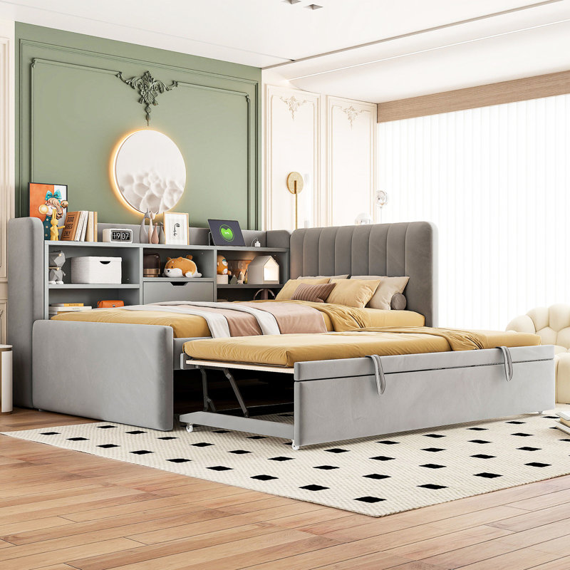 Lit de jour simple en tissu d'ameublement gris avec lit gigogne, rangement rabattable, ports multifonctionnels pour les chambres d'amis, espace peu encombrant avec tablettes ouvertes, station de recharge et décor de rangement