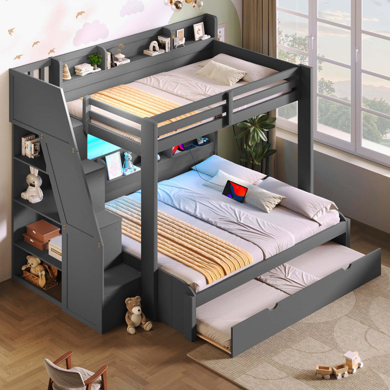 Lit simple superposé au dessus d'un lit double avec escalier de rangement, lit gigogne escamotable, tablettes supplémentaires, éclairage à DEL et ports de charge USB, gris