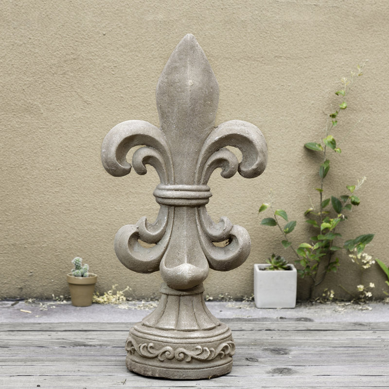 Statue de jardin MGO fleur de lys debout, gris, H 27,25 po x l 13,5 po x P 8,75 po