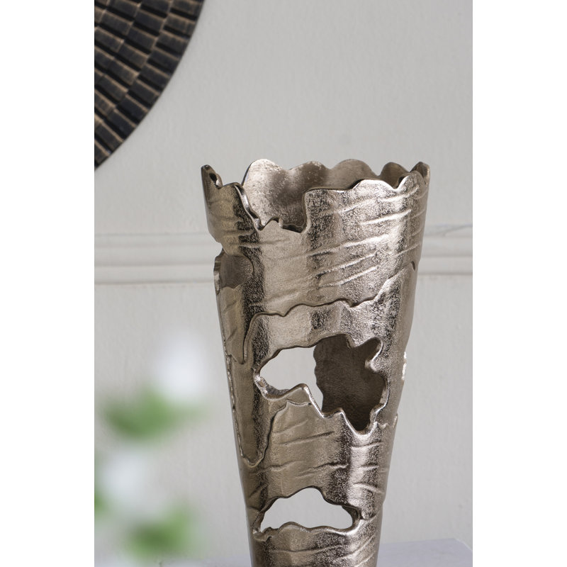 Vase en aluminium texturé D7x14 "avec découpe et finition dégradée dorée
