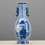 Vase de table en porcelaine bleu / blanc festonné