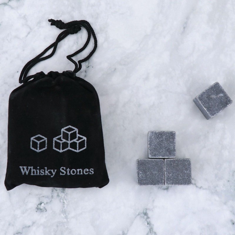 Un ensemble de 4 pierres de refroidissement uniques avec pochette en velours réutilisable A Granite Whiskey Stones, White