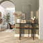Miroir mural en bois avec un cadre fin et minimaliste-413346692-413346712