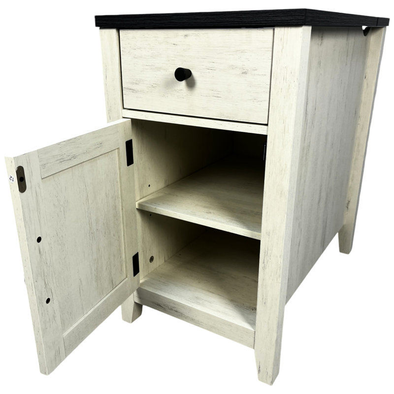 Table d'appoint Style avec charge. Spacieux pour la décoration de la table de chevet de la salle de séjour. Chambre fonctionnelle et moderne