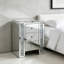 Table de chevet rectangulaire moderne et glamour avec fini miroir, incrustations latérales en faux diamant et 3 tiroirs