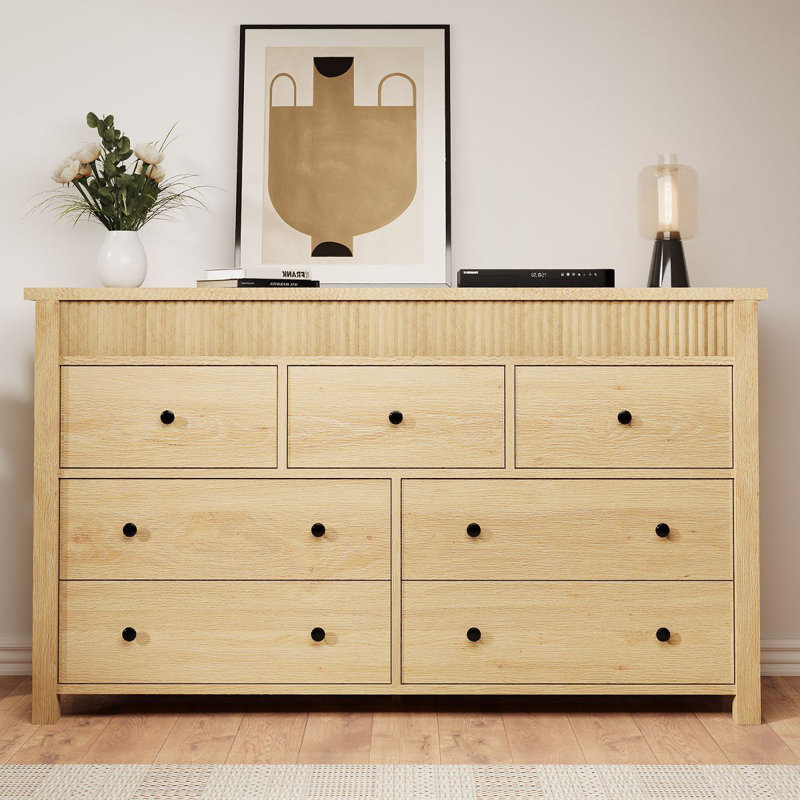 Armoire à 7 tiroirs en chêne naturel avec conception cannelée - unité de rangement multiple et support multimédia pour le salon. Couloir ou entrée