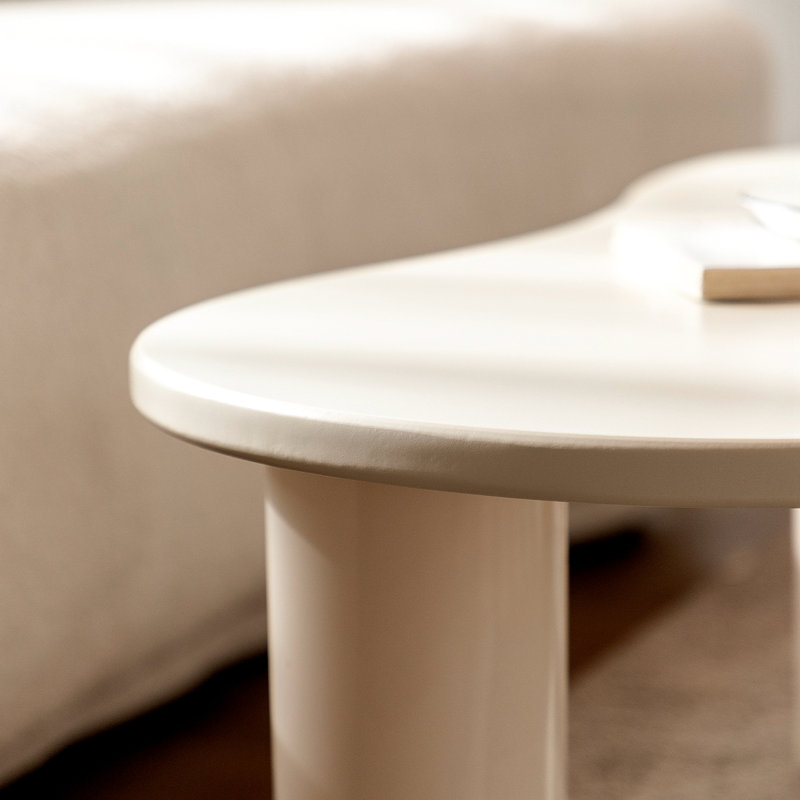 Table basse Cloud, table basse beige crème irrégulière de 35,43 po à 3 pieds, table centrale moderne pour le salon, table à thé d'intérieur, assemblage facile