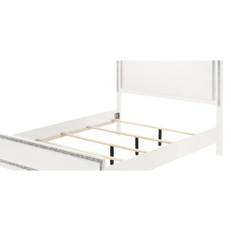 Grand lit blanc avec lueur DEL, style, tête de lit à panneau, garniture argentée, lit fini sans rangement disponible, version