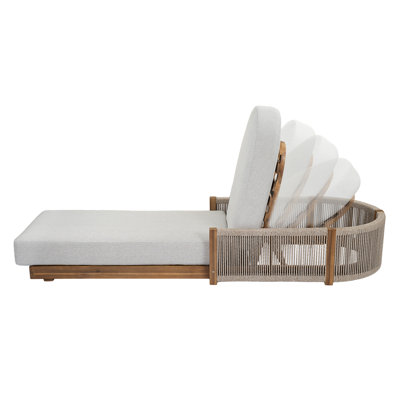 Chaise longue d'extérieur en bois d'acacia Lyndon Modern Coastal avec dossier réglable, côtés en corde tissée à la main et coussin amovible pour terrasse, bord de piscine, terrasse
