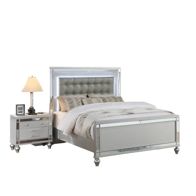 Élégant lit moderne en similicuir touffeté argenté avec 2 tables de chevet et 3 panneaux de chevet pour chambre à coucher