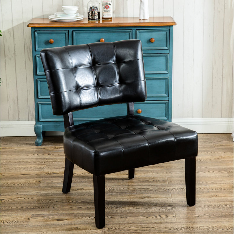 Chaise en similicuir noir avec assise relaxante surdimensionnée