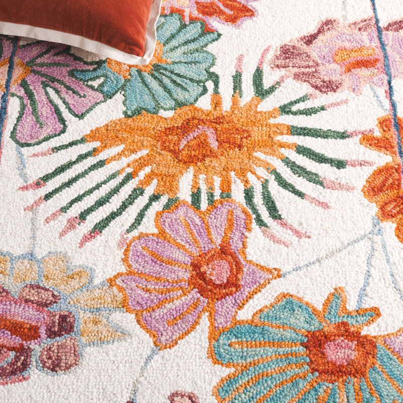 Myna Hand Tufted Wool/Cotton Floral Rug in Ivory/Rust, Rectangle 5' x 8'