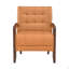 Chaise d'appoint de style moderne en cuir orange capitonné avec détails en bois et finition noyer-423084053