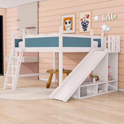 Lit mezzanine en bois avec tablettes de rangement et glissoire