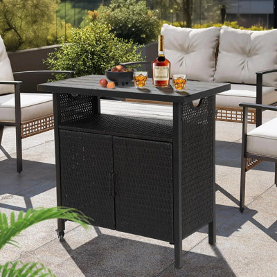 Chariot-bar extérieur en osier de 35,4 po de largeur avec roulettes, chariot à boissons pour terrasse, jardin, service de fête dans la cour arrière