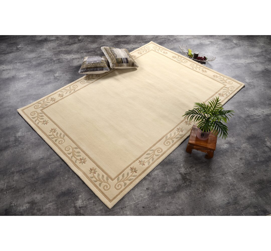 Handgefertigter Teppich Degeorge aus Wolle in Beige