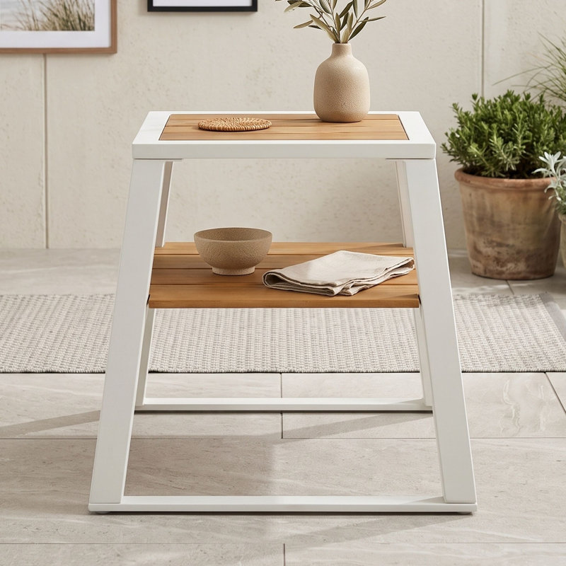 Table d'appoint moderne à deux niveaux en bois d'acacia avec structure en fer, idéale pour l'intérieur et l'extérieur, sur une terrasse ou dans un salon.