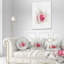 Coussin décoratif à imprimé floral - Rose blanche avec pétales roses