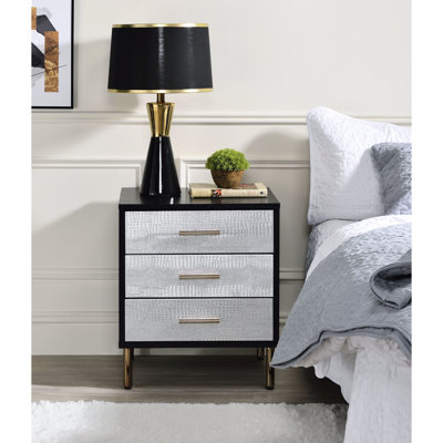 Table de chevet noire, argentée et dorée avec espace de rangement intérieur spacieux 3 tiroirs et finitions de style moderne