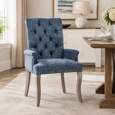 Chaise rembourrée capitonnée avec accoudoirs en chenille et pieds en bois massif, bleu
