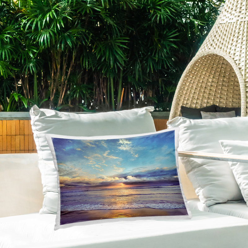 Coussin d'extérieur Sun Rays on Beach Shore Design par Mike Calascibetta