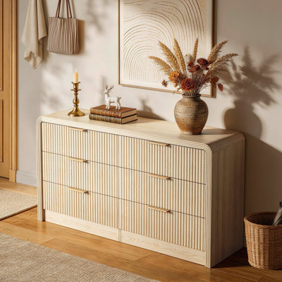 Commode à 6 tiroirs de 55 po, commode de chambre à coucher nervurée moderne avec poignées dorées, console média en chêne naturel