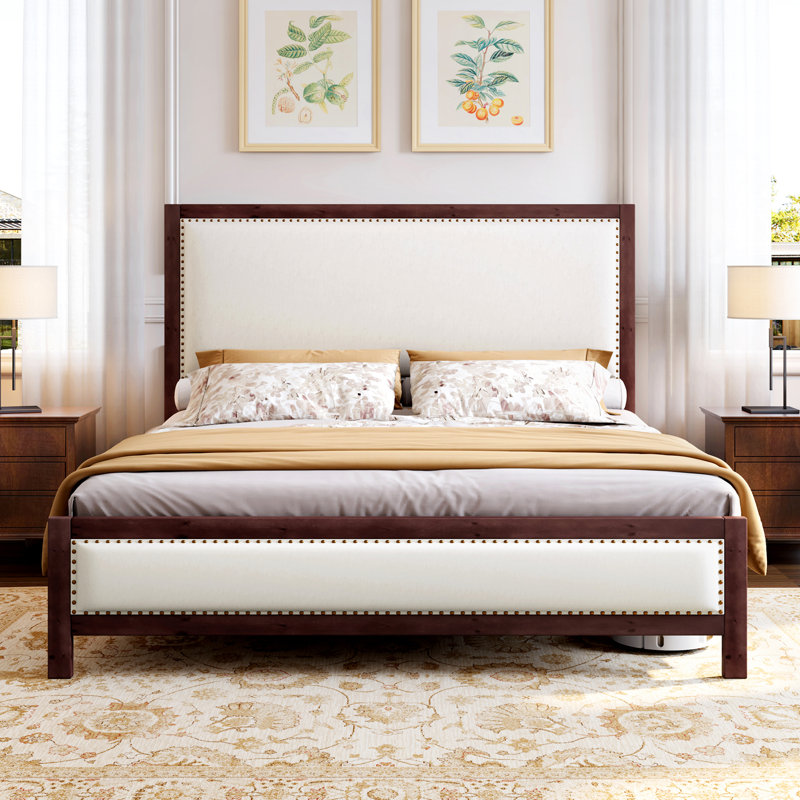 Lit plateforme en bois massif avec garniture cloutée et lin, Beige, Grand