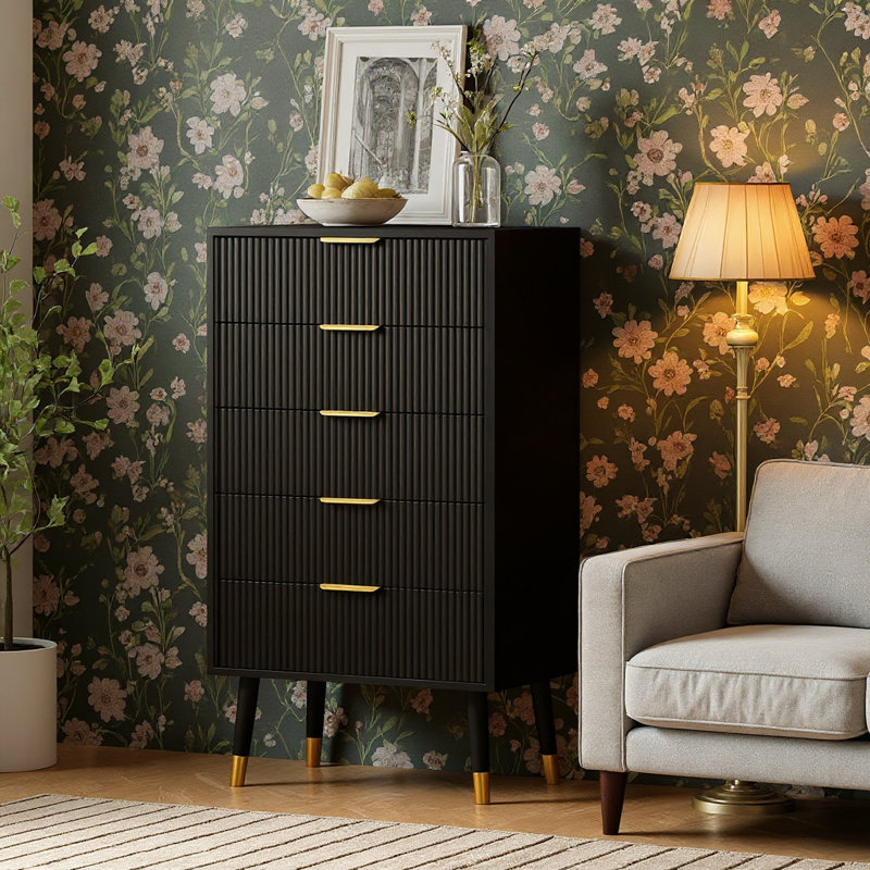 Commode 5 tiroirs cannelée avec poignées en métal doré, Noir