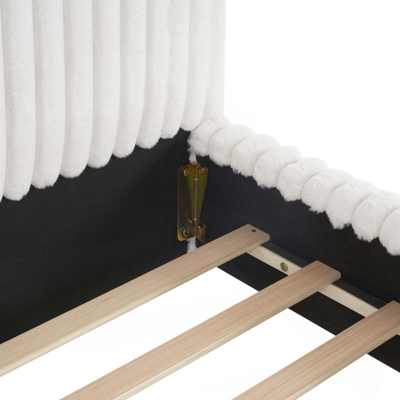 Lit tapissier Sleek Boucle avec tête de lit ondulée et coutures verticales, Très grand lit
