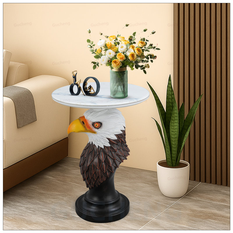 Table d'appoint Eagle Head avec plumes détaillées, base en résine et plateau en faux marbre pour un décor rustique