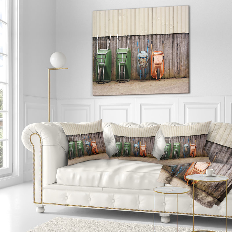 Coussin décoratif Photo Row of Wheelbarrows, 16 po x 1 po, Coussin décoratif
