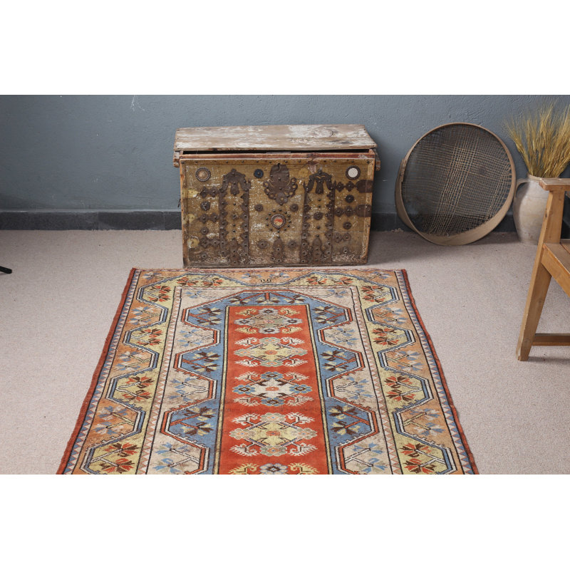 Découvrez une touche d'élégance unique dans votre espace de vie avec ce tapis bleu turc antique