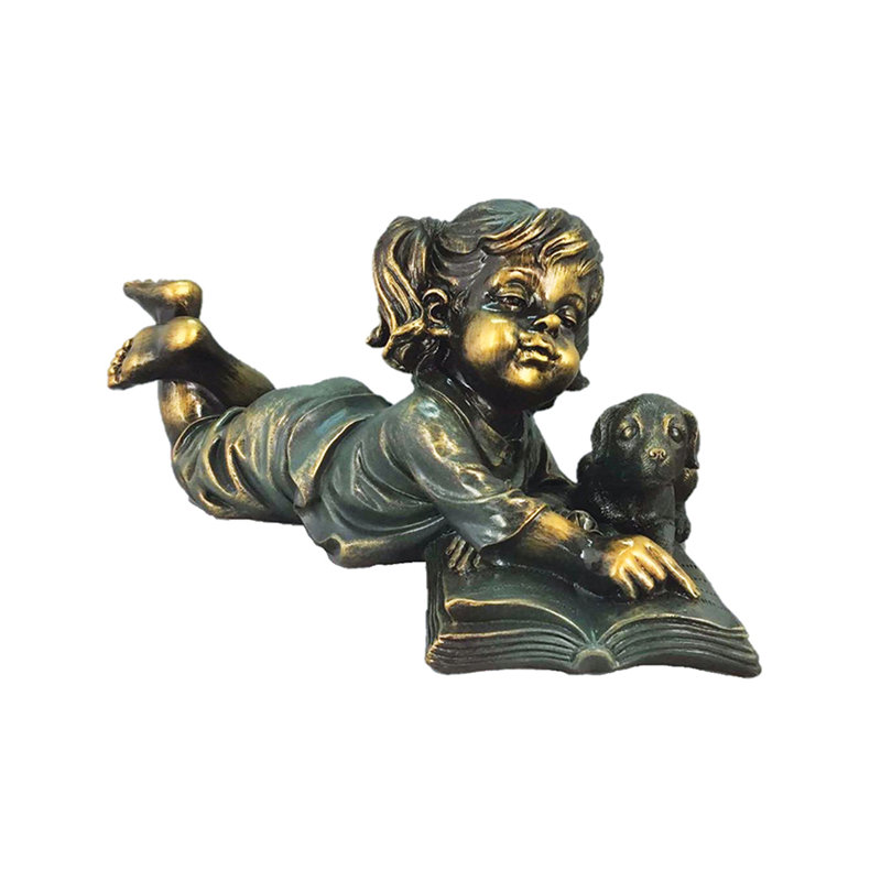 Statue de fille assassinée et chiot lisant