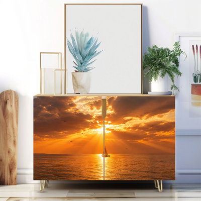 Buffet étroit de 35,4 po de largeur - armoire de rangement d'appoint à 2 portes avec voilier silhouette coucher de soleil doré, impression de ciel nuageux et pieds en métal
