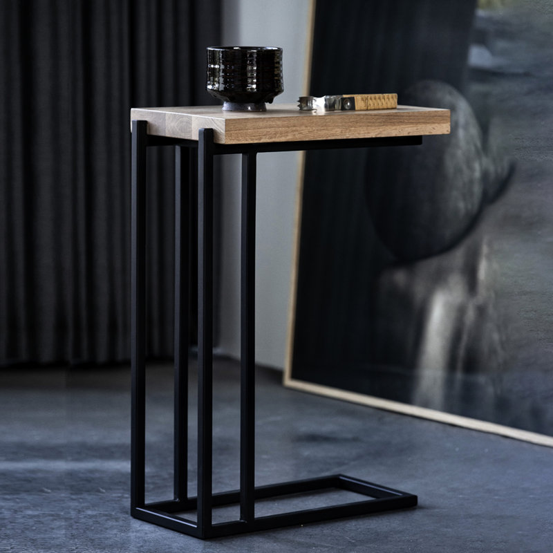 Table d'appoint en chêne avec conception facile à placer sur l'accoudoir, finition savonneuse solide, structure en métal noir, bonnes collations et boissons, profondeur de 16,62 po, largeur, hauteur de 23,81 po, chaise longue astucieuse de 10,87 lb,